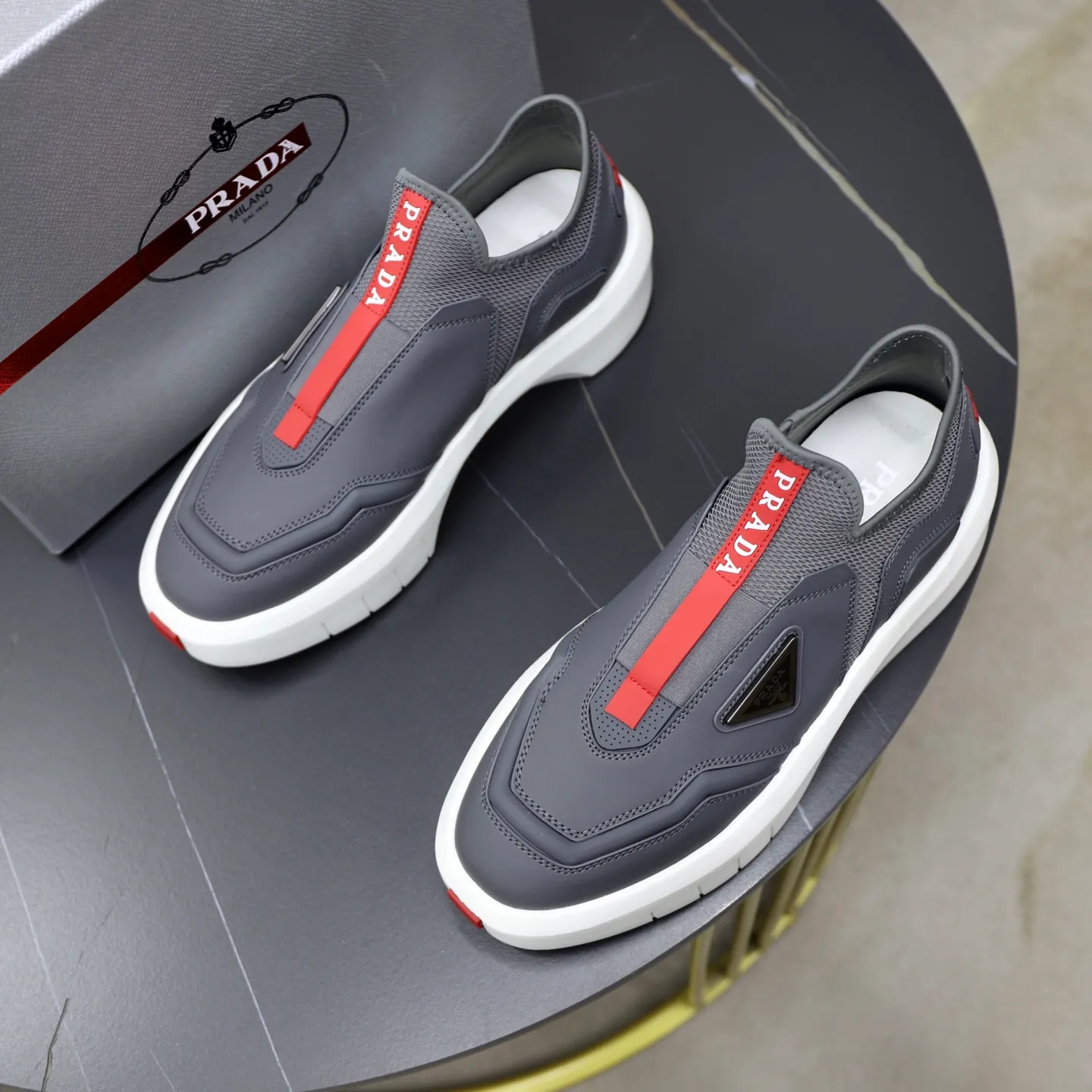 Men's shoes: 620💰🙅‍♂️🙅‍♂️🙅‍♂️ Brand: PRADA Standard code: 38–44 (45 can be customized) Level: Same as the official website Material: Original cowhide fabric Comfortable sheepskin lining Lightweight wear-resistant outsole Style category: Men's fashionable casual shoes and boots Running sneakers Distinguished luxury brand elements Top luxury Color: actual picture color